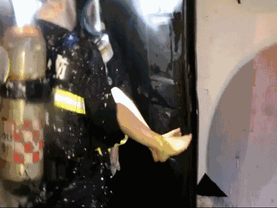 致敬！危急时刻，消防员脱下防护服披到被困孕妇身上